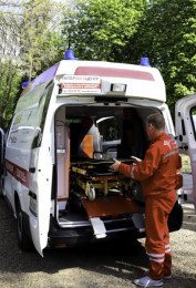 Фельдшер закатывает каталку в машину